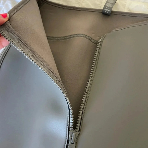 Skims gray rubberized scuba front zip mini skirt - Picture 10 of 11